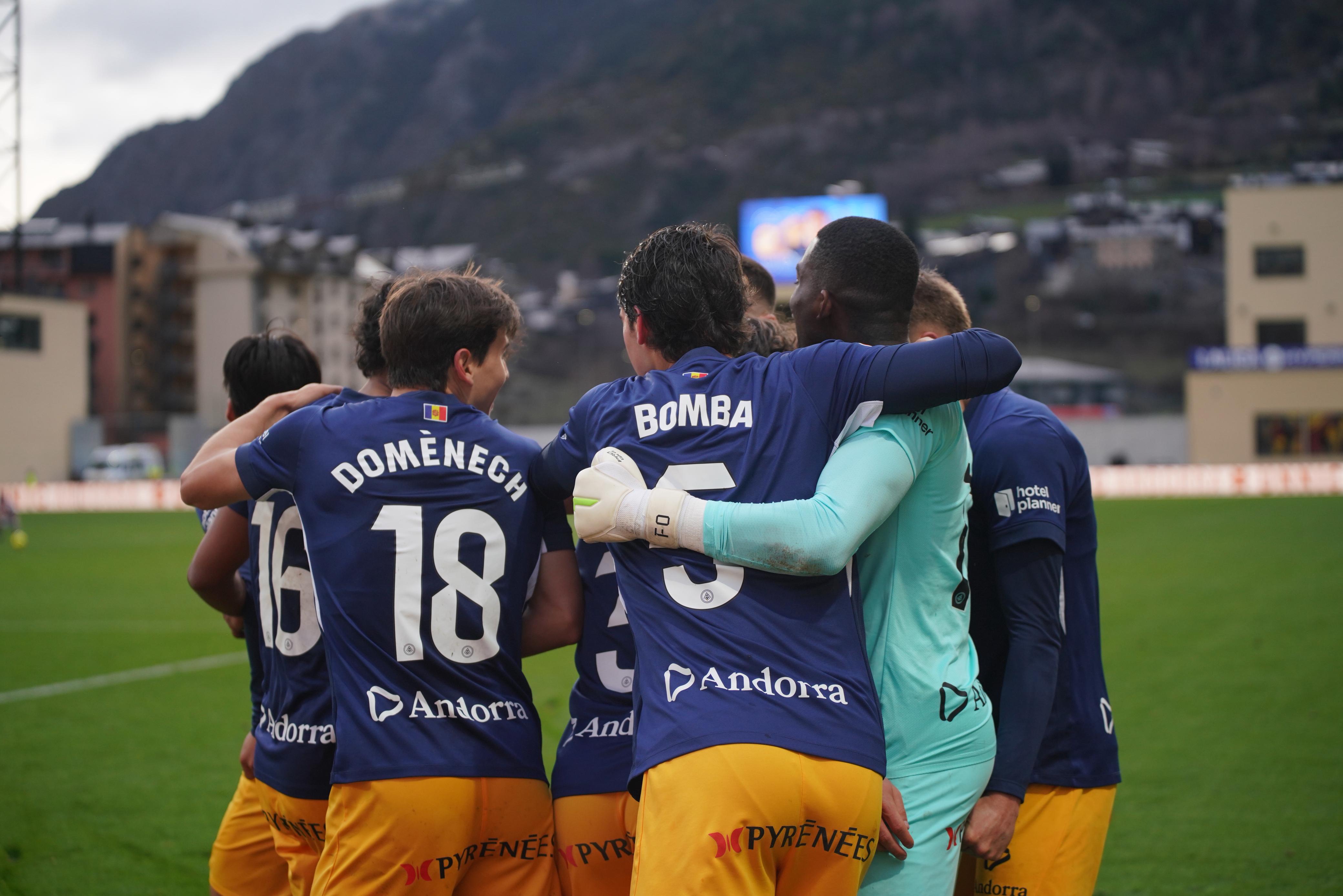Els jugadors de l'FC Andorra celebren la victòria davant l'Sporting al nou estadi de la FAF a Encamp