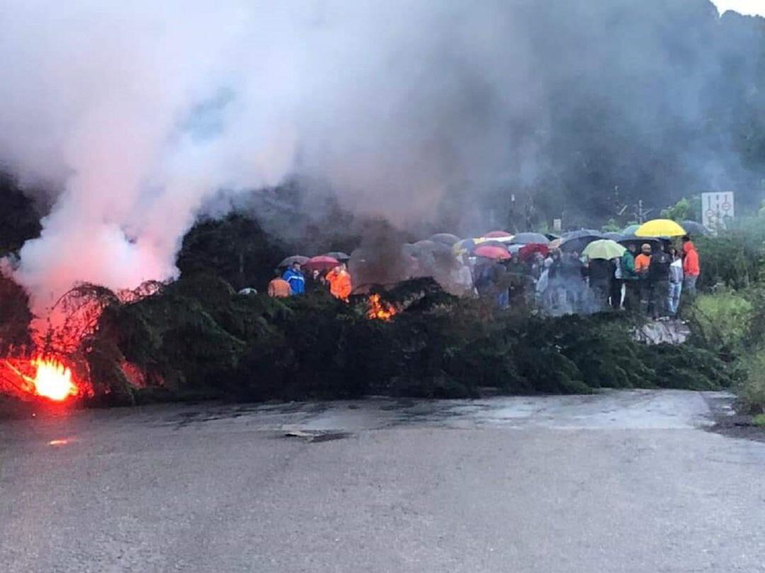 Una de las barricadas durante la jornada de huelga 