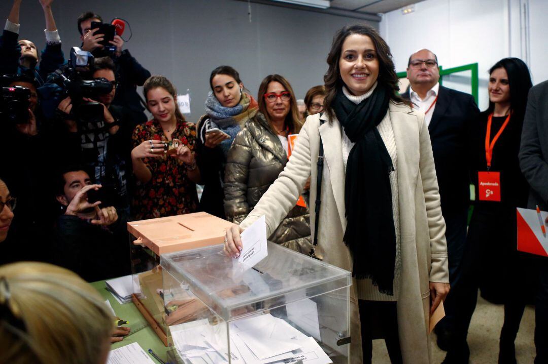 La cabeza de lista de Ciudadanos al Congreso por Barcelona, Inés Arrimadas, ejerce su derecho a voto en la Escuela Ausiàs March del barrio de Les Corts de Barcelona.