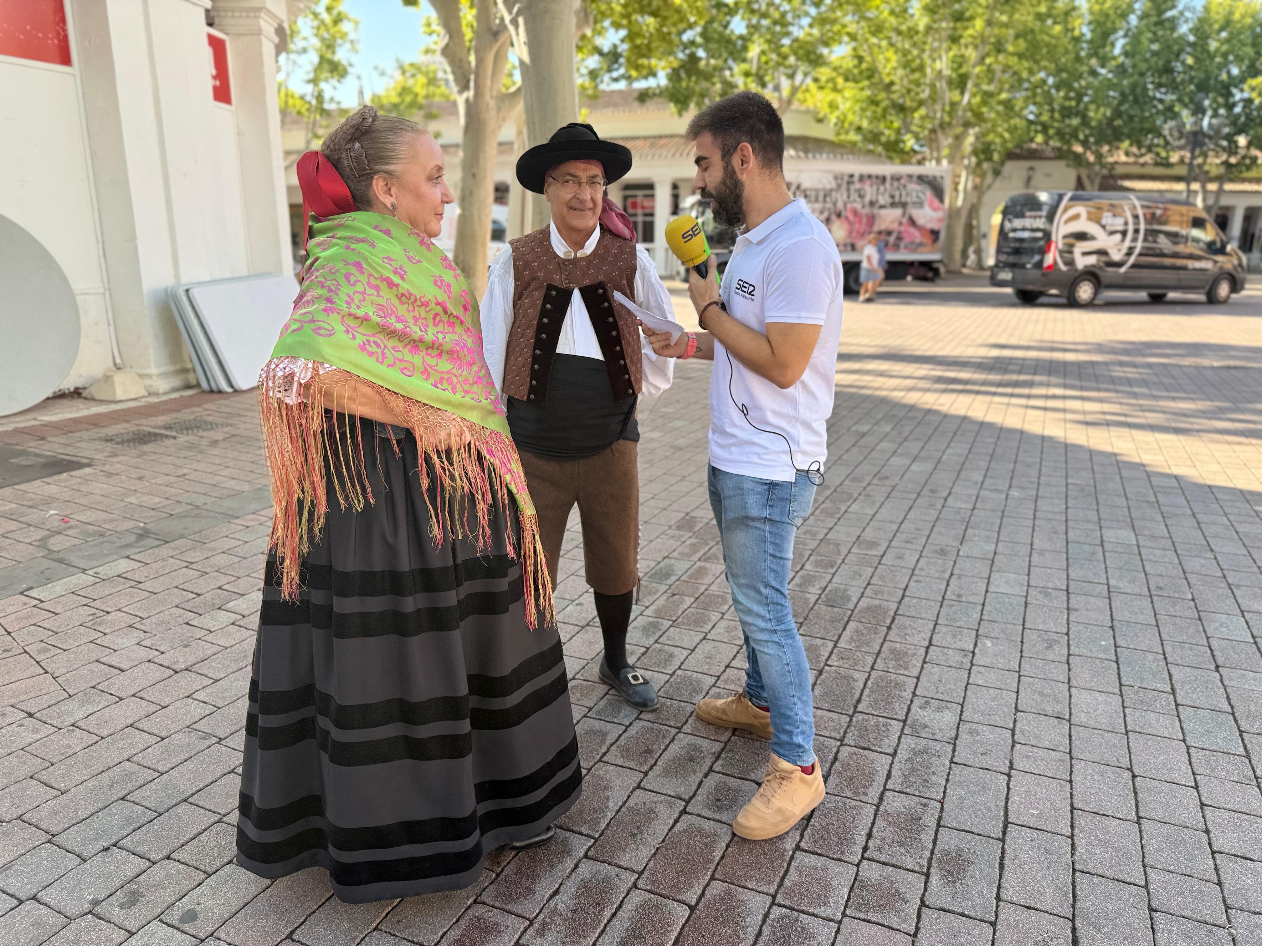 Dos miembros del Grupo de Folclore Abuela Santa han celebrado la exaltación del traje manchego, junto al periodista Javier Pintado