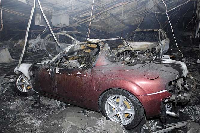 Un vehículo calcinado esta noche en París.