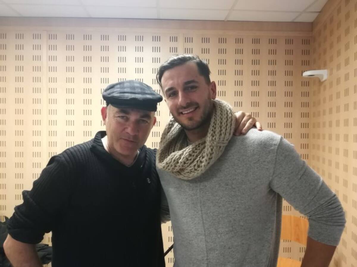 Pedro Adrover, líder del grupo Ses Bubotes, actúa en directo en la sección de Pep Noguera