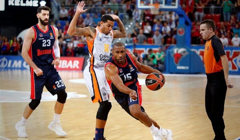 Imagen de un partido de la Liga ACB entre Kirolbet Baskonia y Valencia Basket.