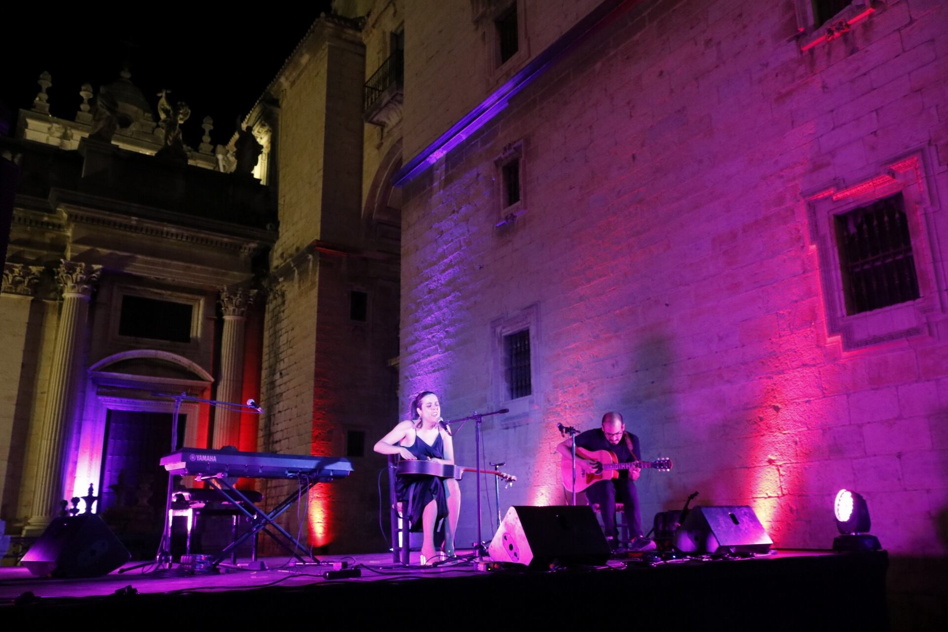 La cantautora Valeria Castro durante su concierto en la lonja de la Catedral de Jaén.