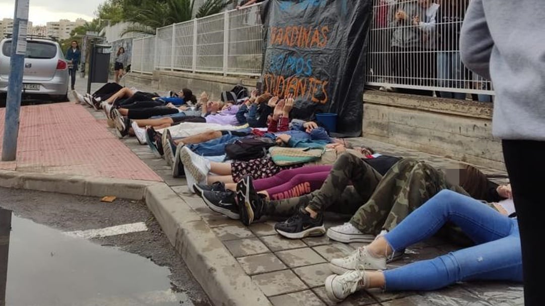 Estudiantes del IES Cabo de la Huerta de Alicante protestan por la masificación. Imagen de archivo