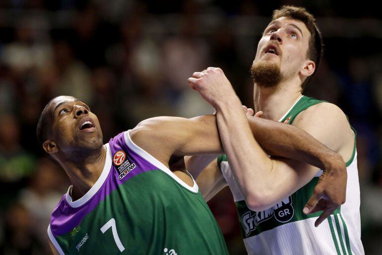 Hendrix lucha por un rebote con Kuzmic