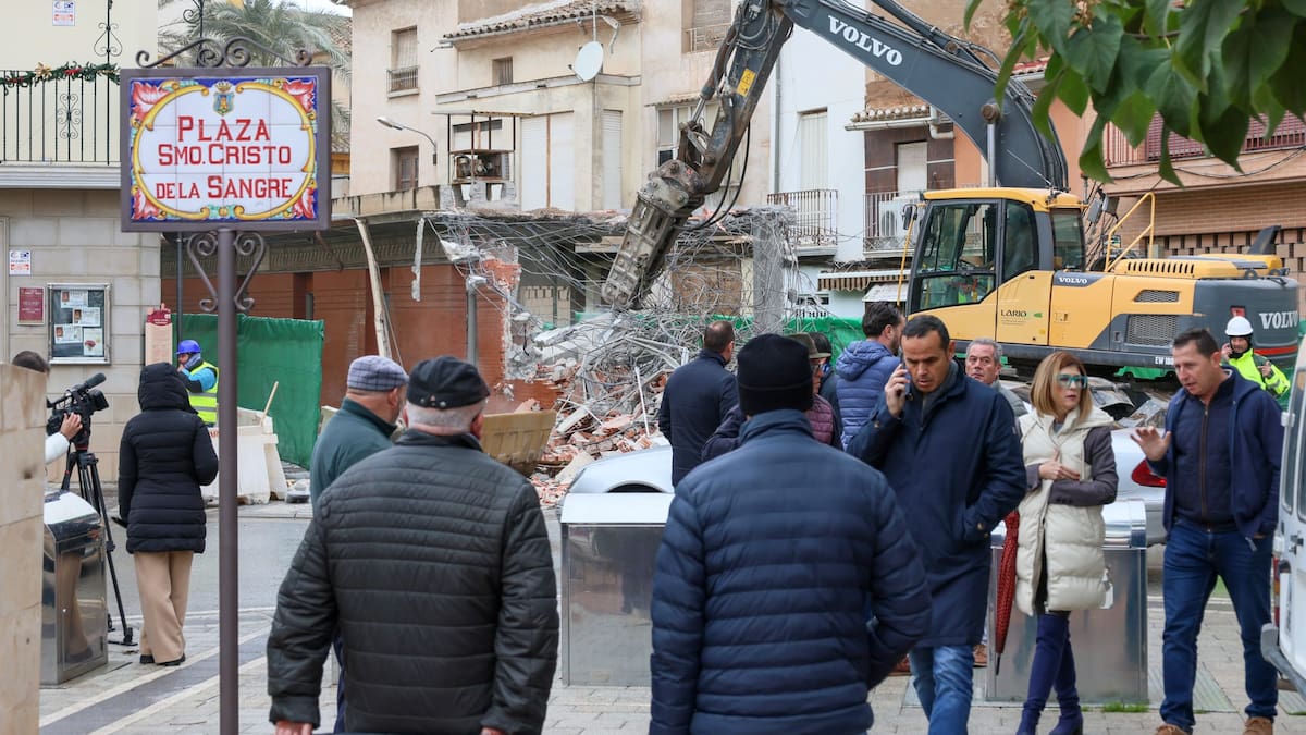 Derriban la antigua plaza de la Hortaliza del barrio lorquino de San Cristóbal para abrir un bulevar
