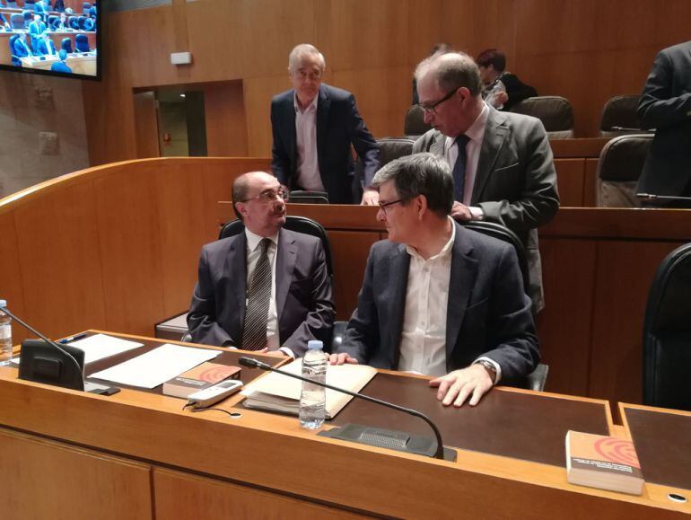 El presidente de Aragón, Javier Lambán, junto al consejero de Presidencia, Vicente Guillén, y el consejero de Hacienda, Fernando Gimeno. El segundo plano, el portavoz socialista, Javier Sada 