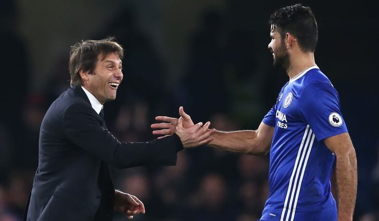 Diego Costa y Antonio Conte durante un partido de la Premier 