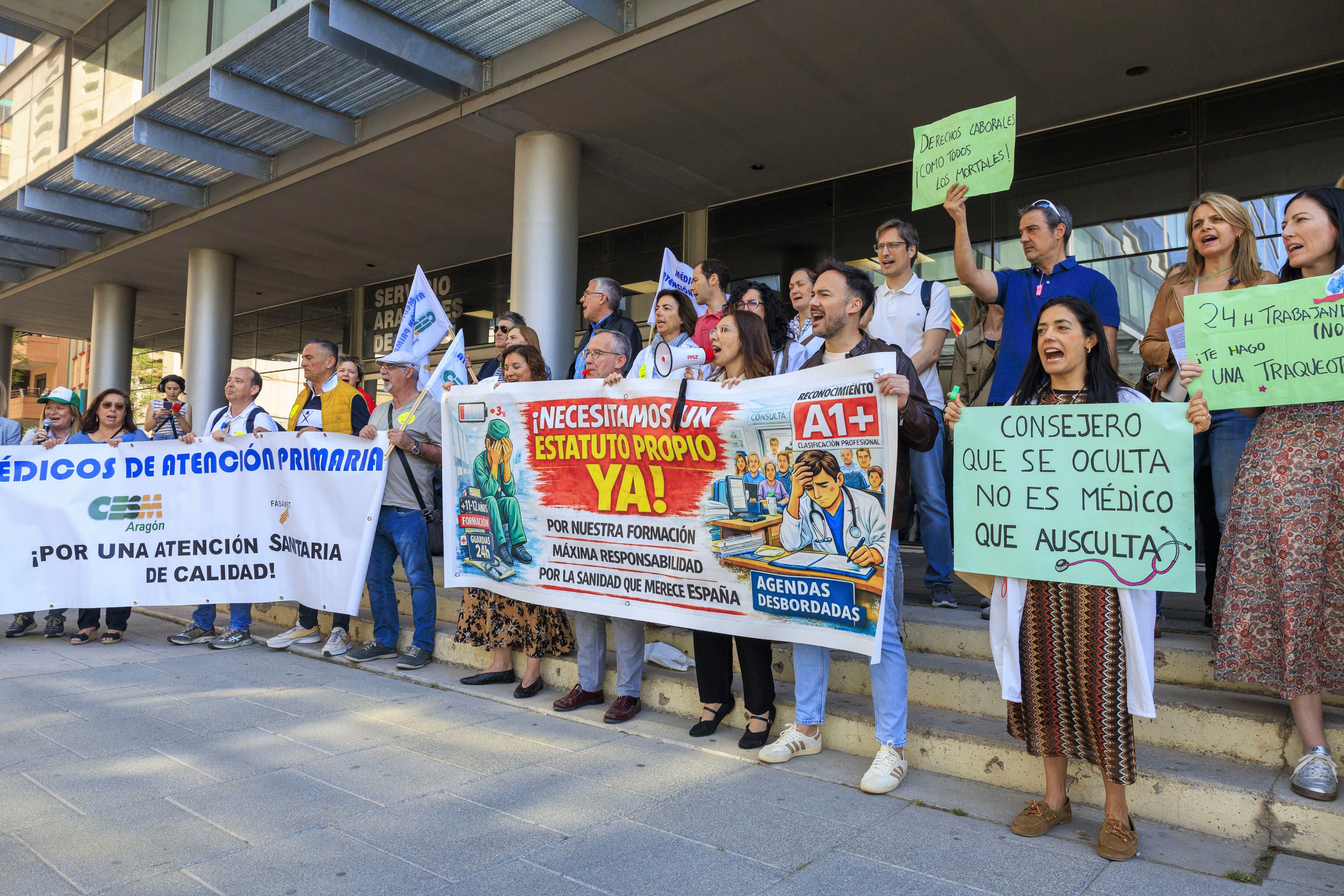ZARAGOZA (ESPAÑA), 20/04/2026.- Los Sindicatos Médicos de Aragón -CESM y Fasamet han protestado hoy en Zaragoza ante las puertas de la Consejería de Sanidad para reclamar que el gobierno aragonés equipare sus condiciones laborales con las de otras comunidades y cumplir con los acuerdos sobre atención primaria. EFE/Javier Cebollada