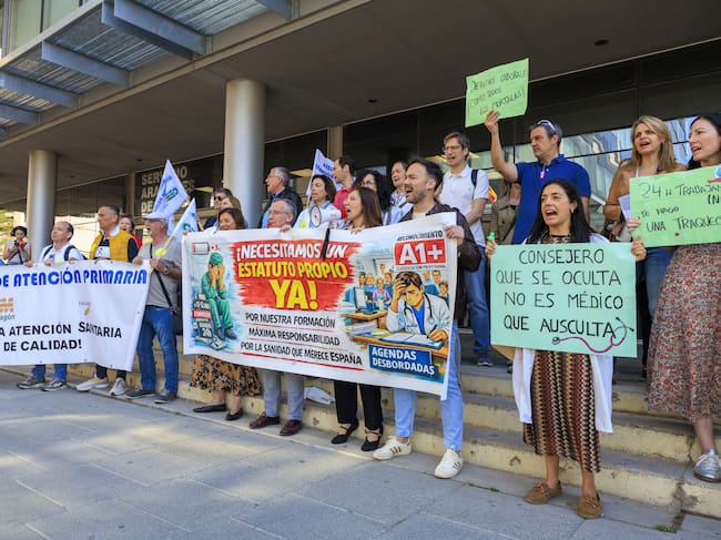 ZARAGOZA (ESPAÑA), 20/04/2026.- Los Sindicatos Médicos de Aragón -CESM y Fasamet han protestado hoy en Zaragoza ante las puertas de la Consejería de Sanidad para reclamar que el gobierno aragonés equipare sus condiciones laborales con las de otras comunidades y cumplir con los acuerdos sobre atención primaria. EFE/Javier Cebollada