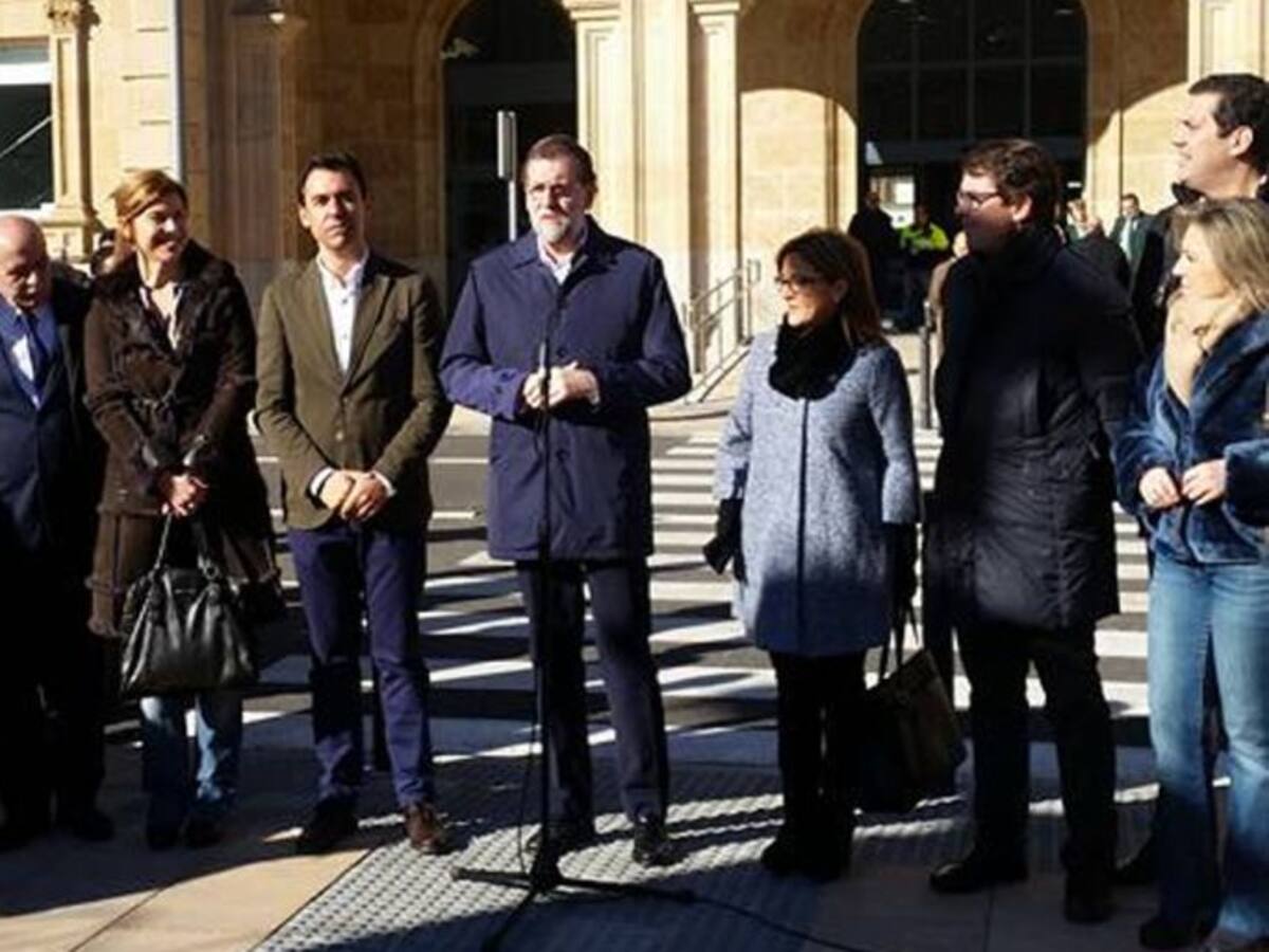 La entrega de la capa parda a Mariano Rajoy desata la polémica