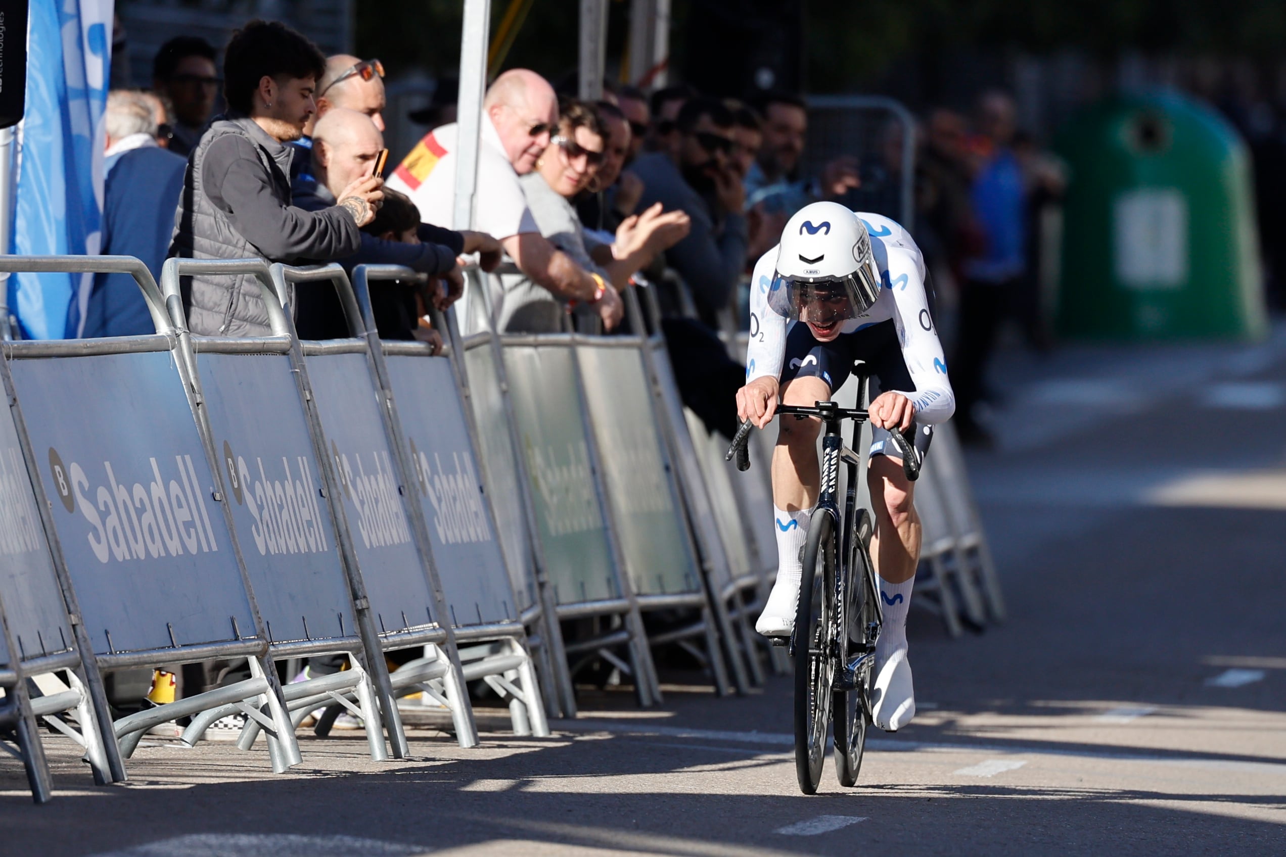 ALGINET (VALENCIA), 05/02/2026.- El ciclista del Movistar Iván Romeo a su llegada a meta tras la disputa de la segunda etapa de la Volta a la Comunitat Valenciana, una contrarreloj entre las localidades de Carlet y Alginet. Las adversas condiciones climatológicas han motivado que la Volta a la Comunitat Valenciana, tras la reunión del protocolo de seguridad mantenida con los equipos y los representantes de la UCI, haya decidido que los tiempos de la contrarreloj individual de hoy solo contabilicen para la clasificación de la segunda etapa, pero no computen para la clasificación general. EFE/ Ana Escobar