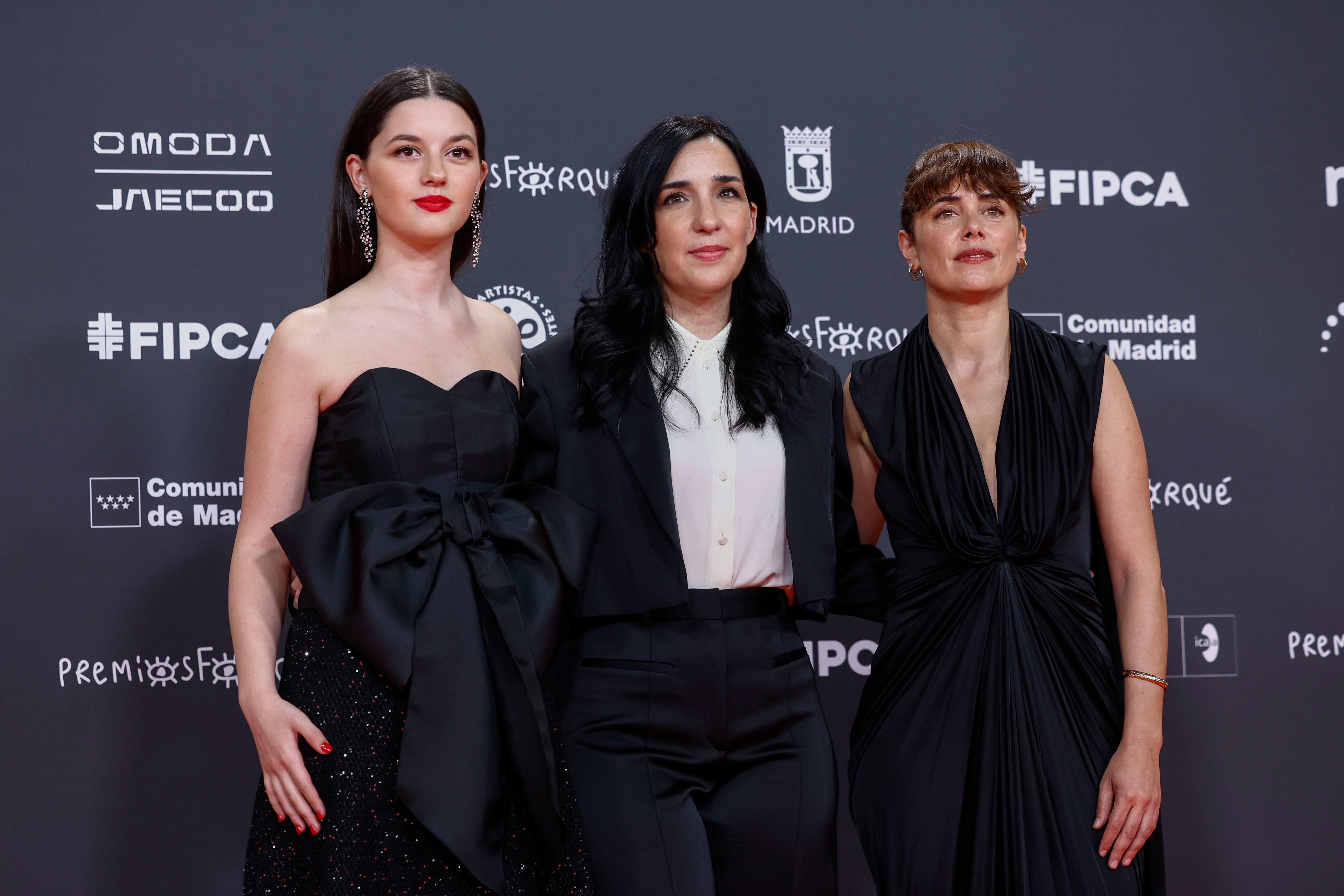 MADRID, 13/12/2025.- La directora Alauda Ruiz de Azúa (c) y las actrices Blanca Soroa (i) y Patricia López Arnaiz (d), de la película "Los domingos", posan a su llegada a la gala de la 31 edición de los Premios Forqué, este sábado en Ifema, en Madrid. EFE/Daniel González