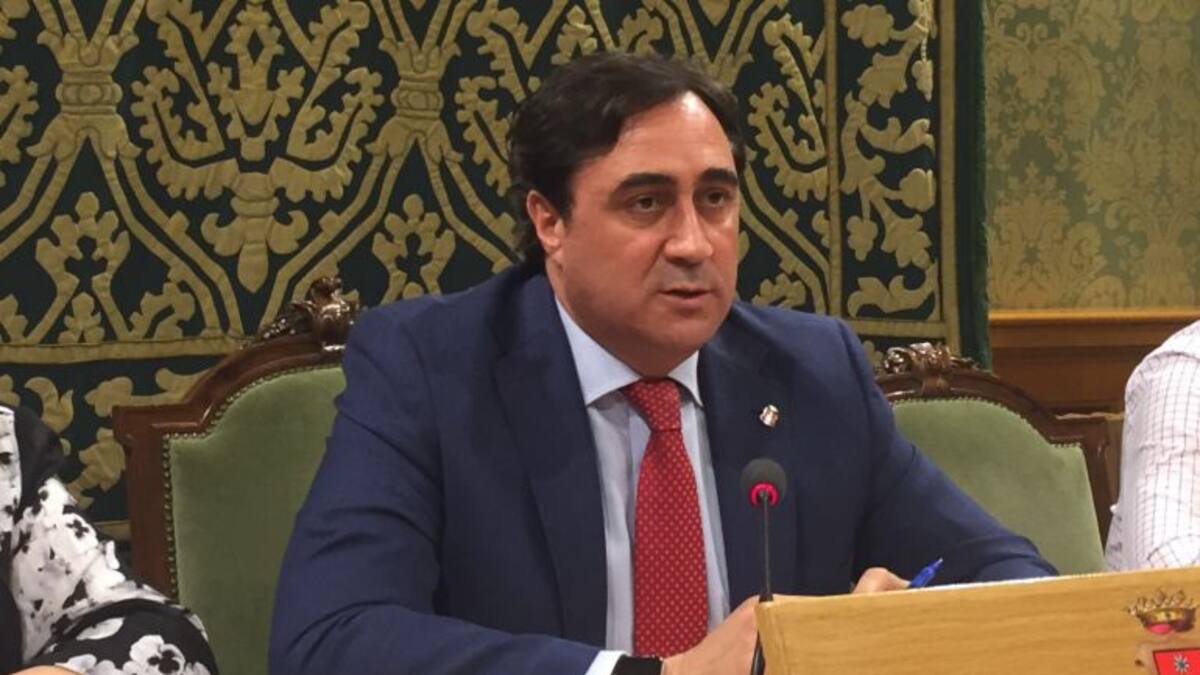 El alcalde insta a la Junta a reunirse "cuánto antes" para avanzar en la construcción del ascensor al Casco