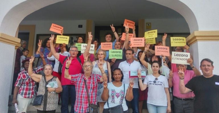 Los vecinos afectados de la calle Juan Gris frente al ayuntamiento de Sanse