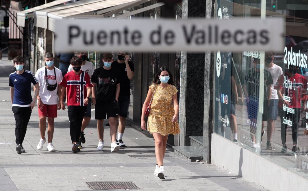 Vecinos pasean al lado del metro de Puente de Vallecas