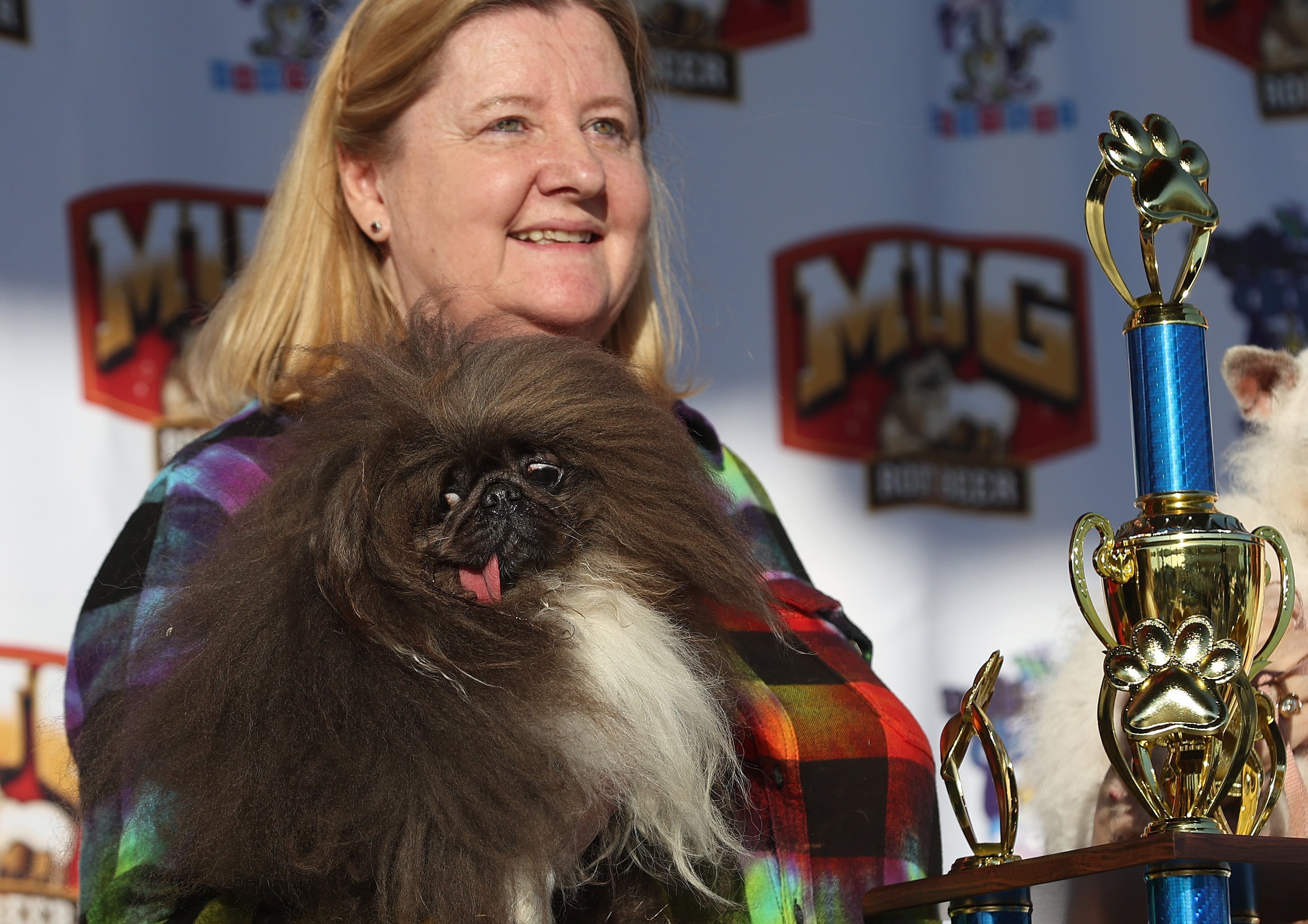 Ann Lewis con su perro Wild Thang.