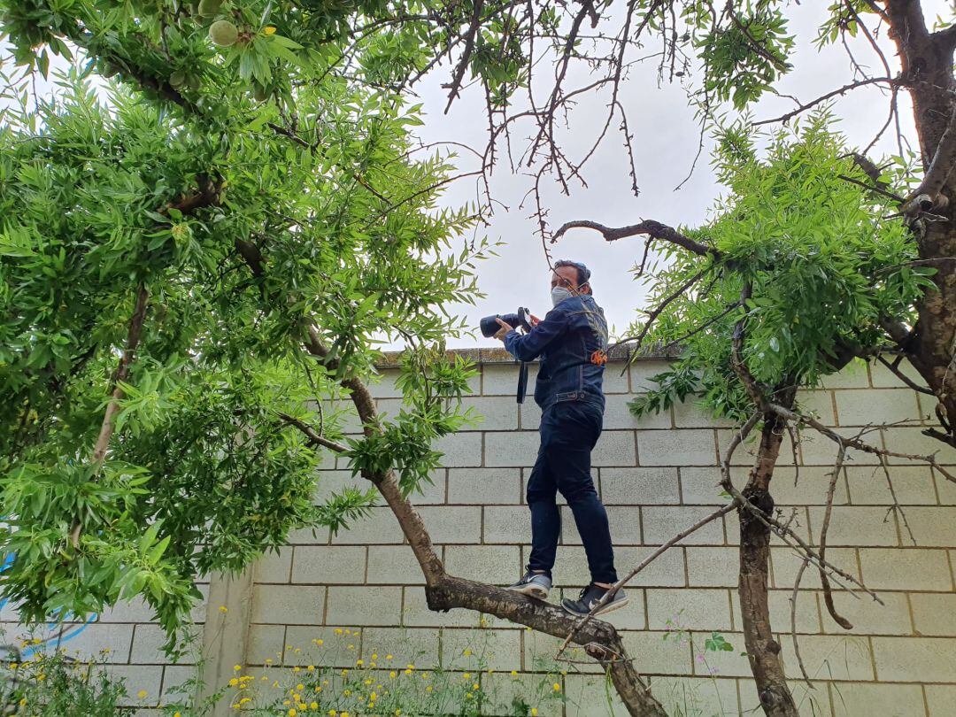 El fotógrafo Fernando Díaz intentando desarrollar su trabajo. 