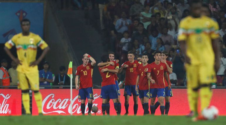 Los jugadores españoles celebran un tanto en la semifinal ante Mali.