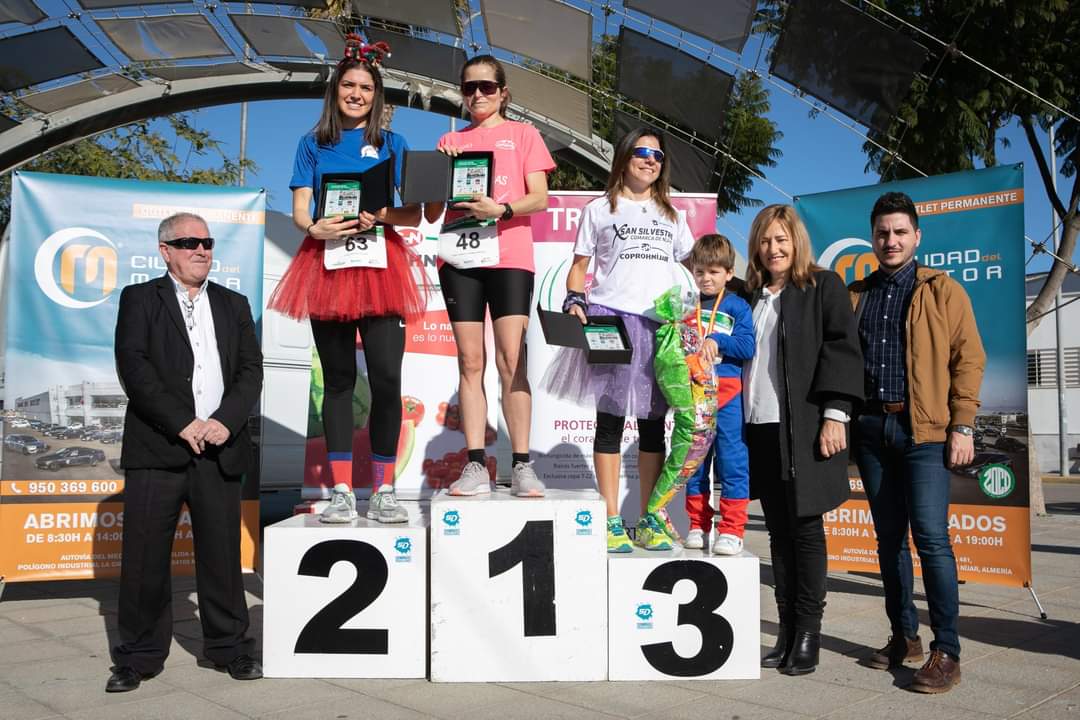 La alcaldesa de Níjar, Esperanza Pérez, en una edición anterior de la San Silvestre.