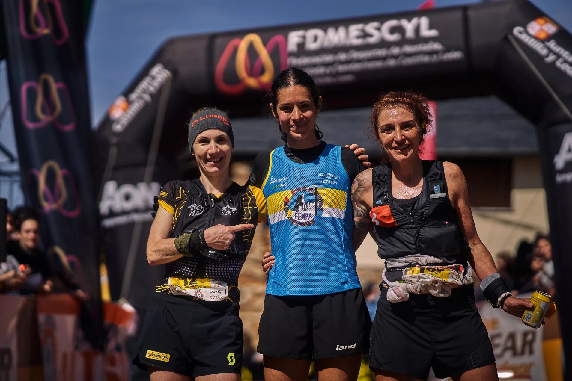 Marta Martínez en el centro secundada por Belen Pérez y Minerva Muñoz