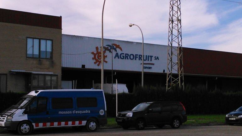 Furgons policials davant les oficines d'Agrofruit al polígon Baix Ebre de Tortosa, aquest dimecres al matí