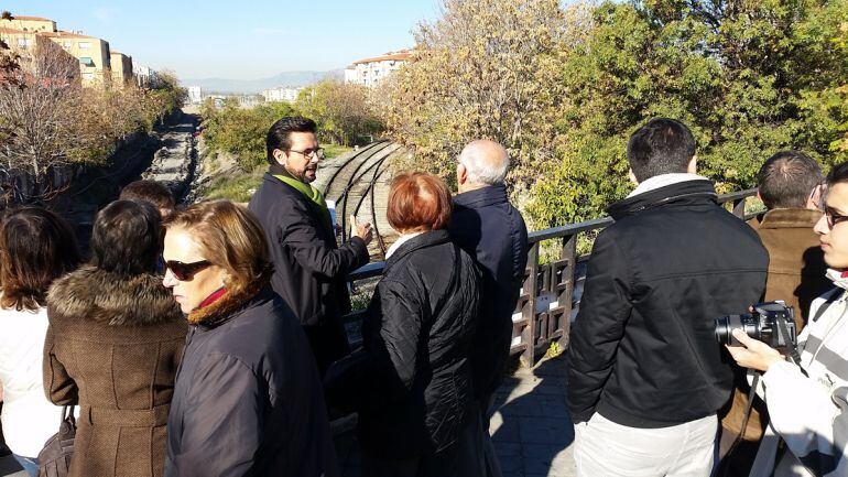 El portavoz municipal del PSOE de Granada, Paco Cuenca, visita las obras del AVE entre el barrio de La Rosaleda y La Chana