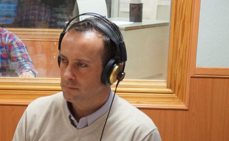 Onésimo Eduardo González, en los estudios de Radio Albacete