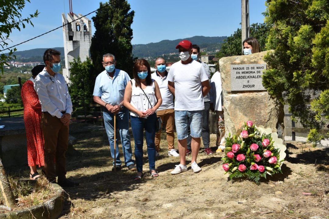 Afectados por la explosión de Paramos guardan un minuto de silencio en recuerdo a Abdelkhadek y Zhour, fallecidos en el accidente, delante de un monolito construido en su recuerdo. 