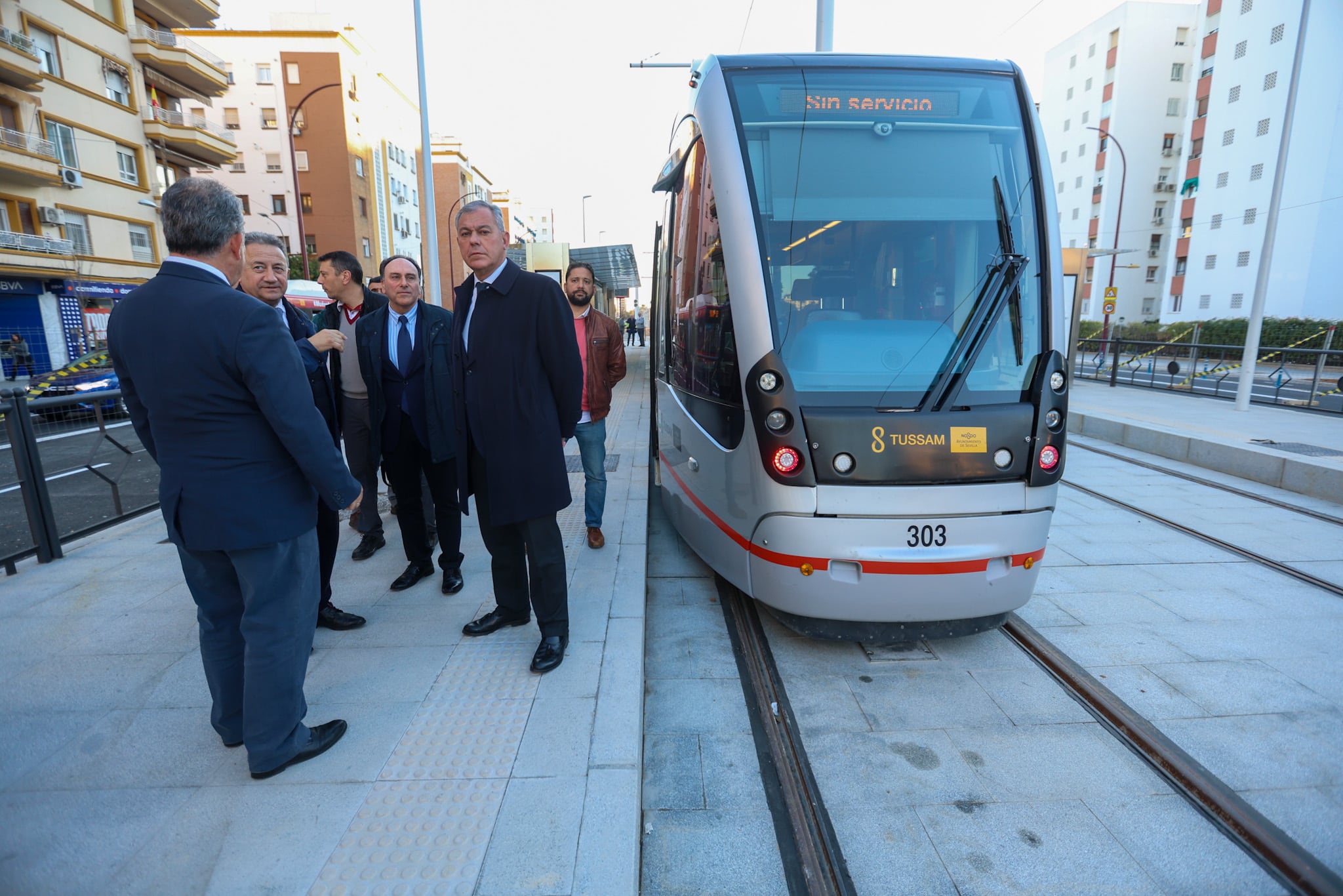 El alcalde, José Luis Sanz, en el recorrido del tranvía.