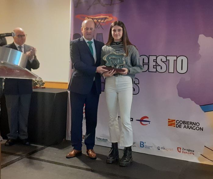 Carlos Lorés entregó un recuerdo a Isabel la hermana de Dani Gómez