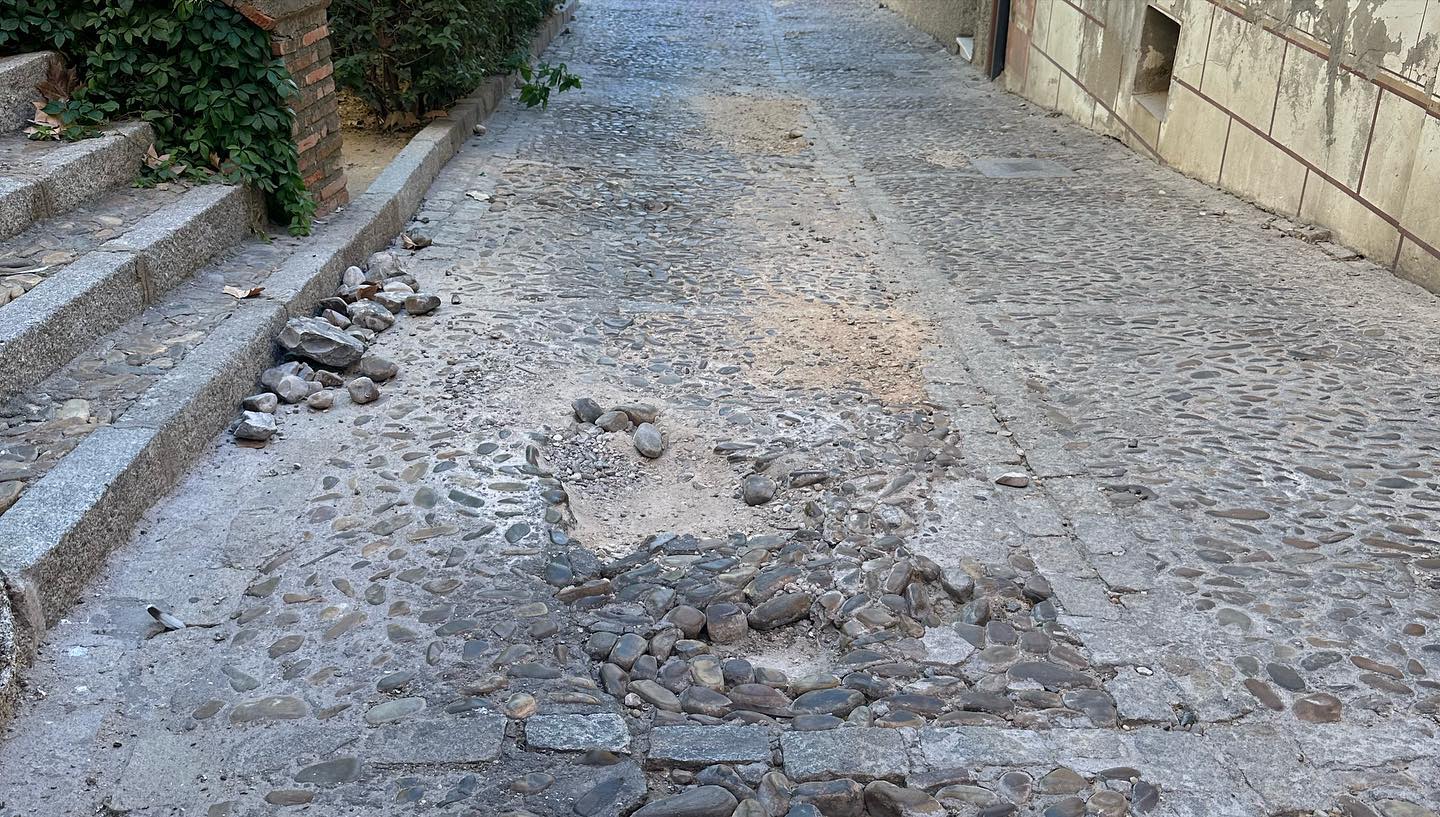 Estado del pavimento de una de las calles del Casco Histórico de Toledo