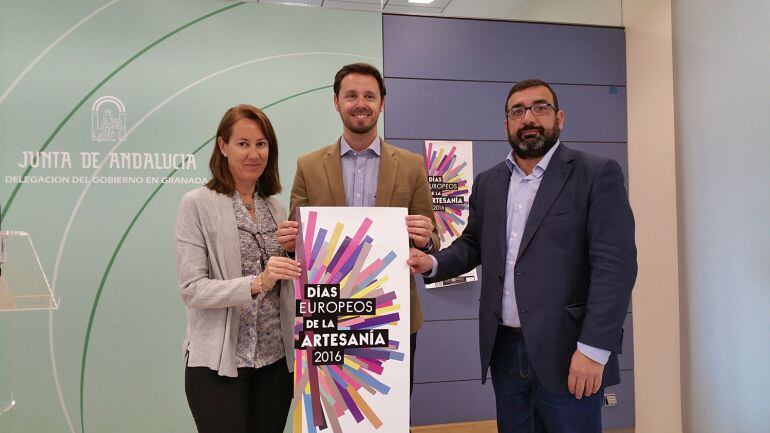 El delegado de Trabajo en Granada, Juan José Martín, en el centro, presenta las jornadas de puertas abiertas en el Centro Albayzín de Granada con motivo de los Días Europeos de la Artesanía 2016