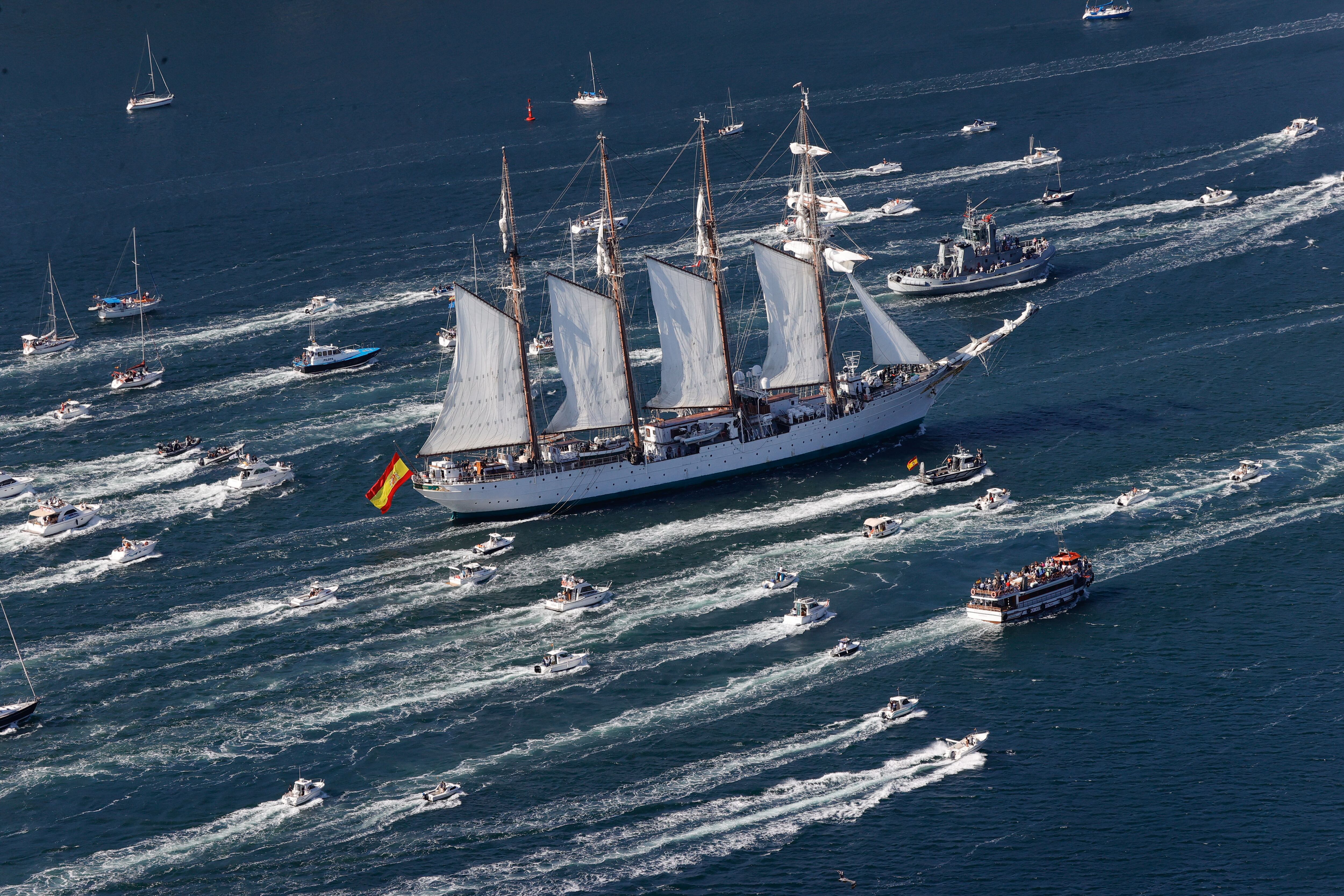 El Juan Sebastián de Elcano, con la princesa Leonor a bordo, accediendo este martes a la ría de Ferrol antes de atracar en el puerto ferrolano en la mañana del miércoles (foto: Kiko Delgado / EFE)
