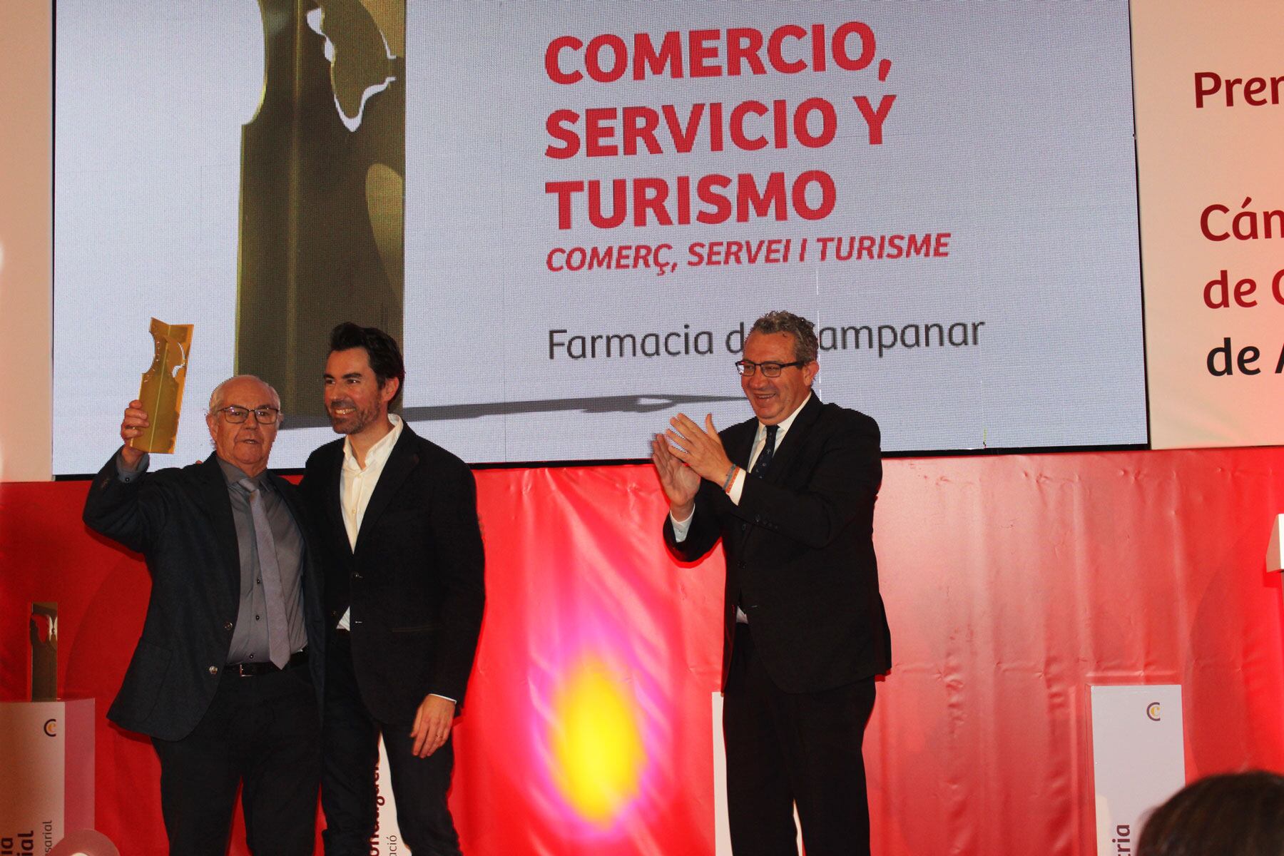 Padre e hijo responsables de la Farmacia El Campanar reciben el galardón de manos del presidente de la Diputación Provincial de Alicante, Toni Pérez