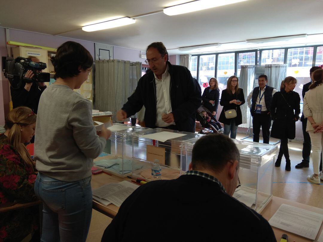 Alfonso Polanco votando en el colegio Jorge Manrique