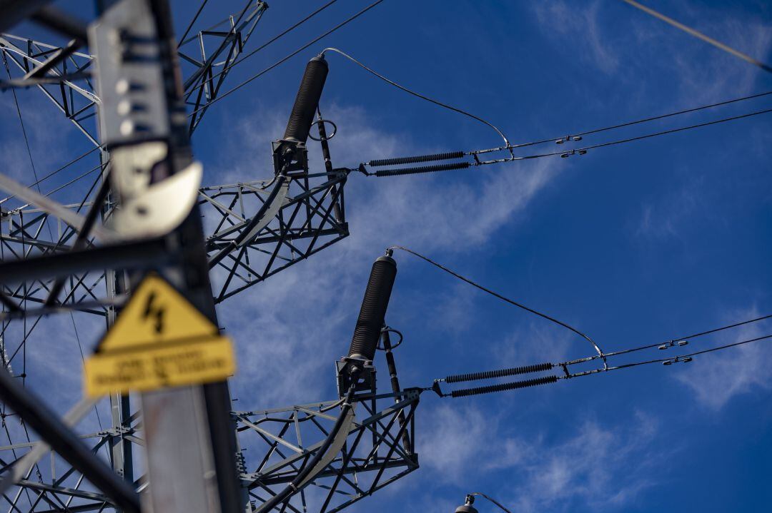 Una torre eléctrica de alta tensión.