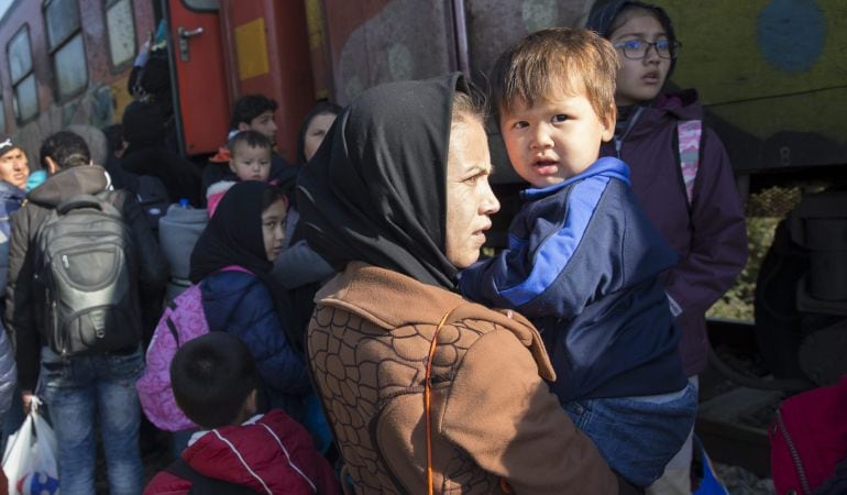 Refugiados suben a un tren con dirección a la frontera serbia, en la ciudad de Gevgelija (Macedonia).