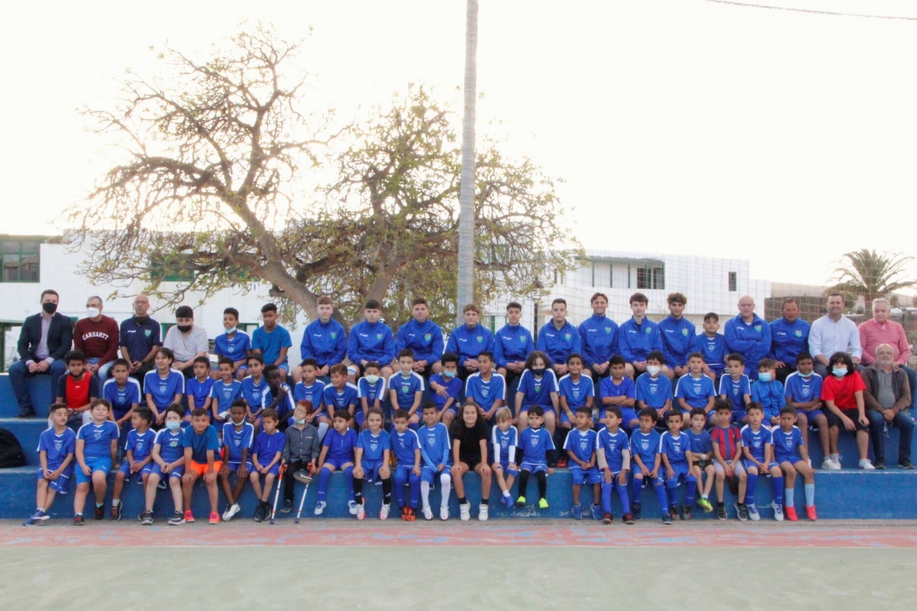 Los juveniles en la cancha de Playa Blanca.