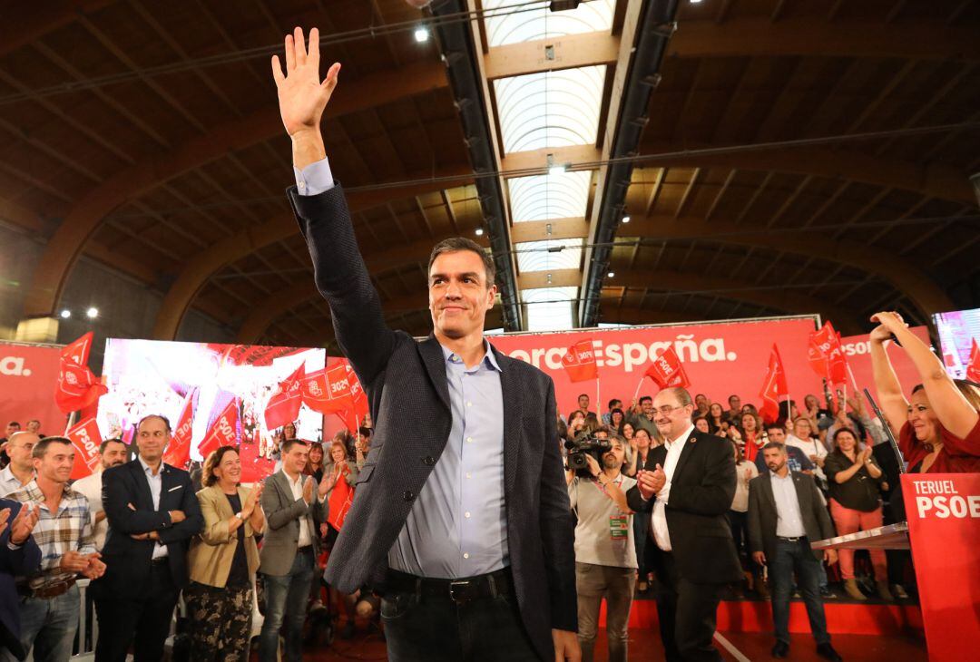 El presidente del Gobierno en funciones, Pedro Sánchez, saluda a la multitud a su llegada al acto político socialista, en Teruel (Aragón), a 10 de octubre de 2019.