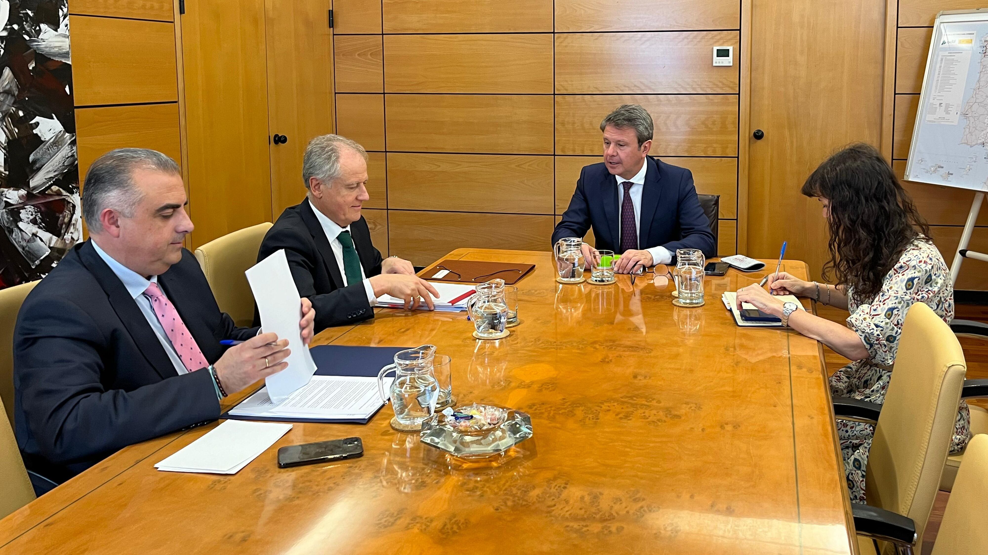 16:00 horas. Nuevos Ministerios, Madrid. Los consejeros de Fomento, Ordenación del Territorio y Medio Ambiente, Roberto Media, y de Industria, Empleo, Innovación y Comercio, Eduardo Arasti, se reúnen con el secretario de Estado de Transportes y Movilidad Sostenible, José Antonio Santano.