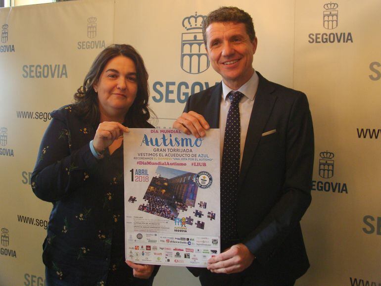 Susana Guri, presidenta de la Asociación Autismo Segovia y Andrés Torquemada, concejal de Servicios Sociales en la presentación de las actividades.