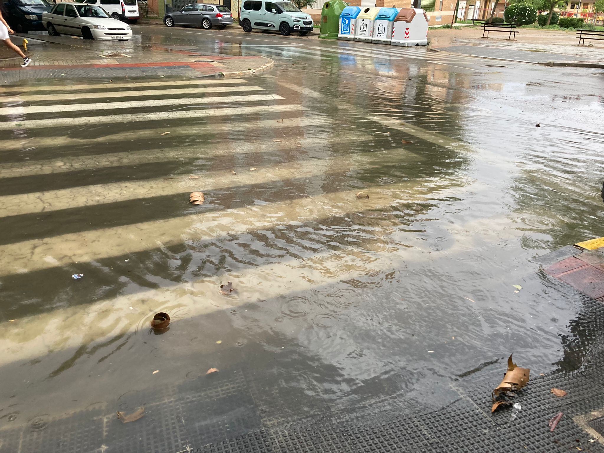 Agua acumulada al final de la calle José María Lacasa durante la tormenta del sábado