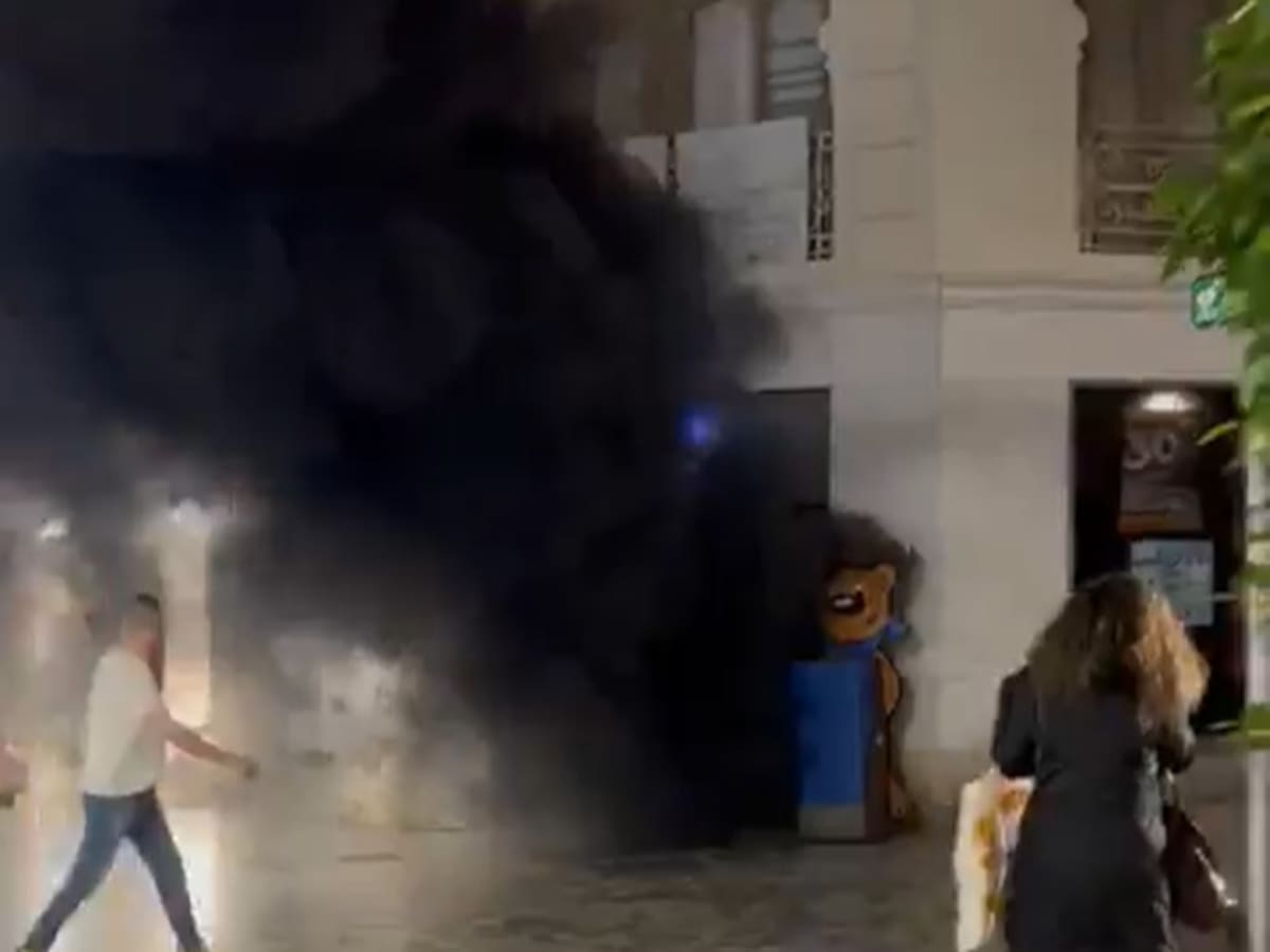 Cuatro personas atendidas tras el incendio de un local comercial en el centro de Cartagena