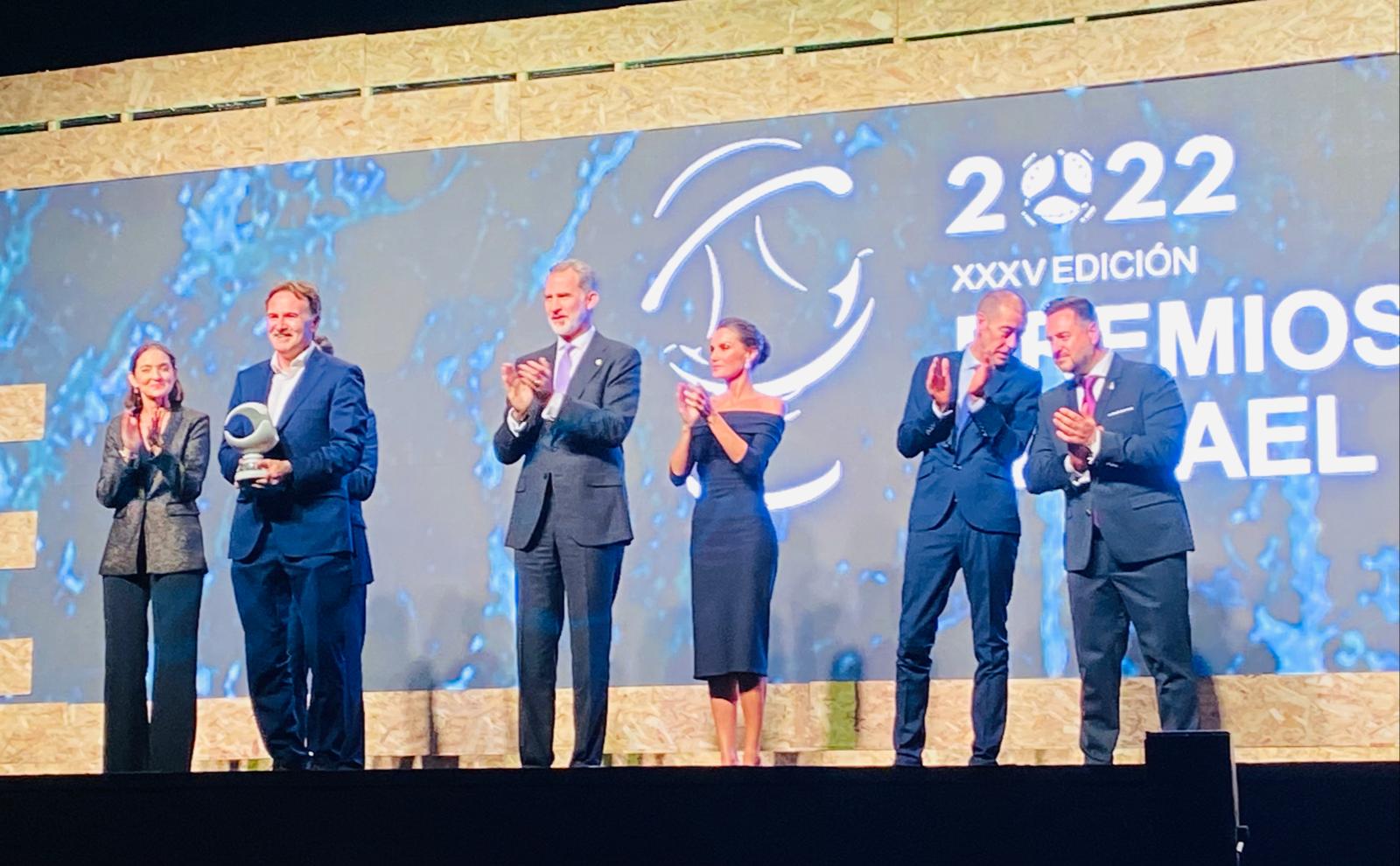 El concejal Giuseppe Grezzi recibe el galardón de manos de los Reyes