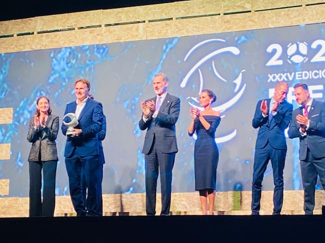 El concejal Giuseppe Grezzi recibe el galardón de manos de los Reyes