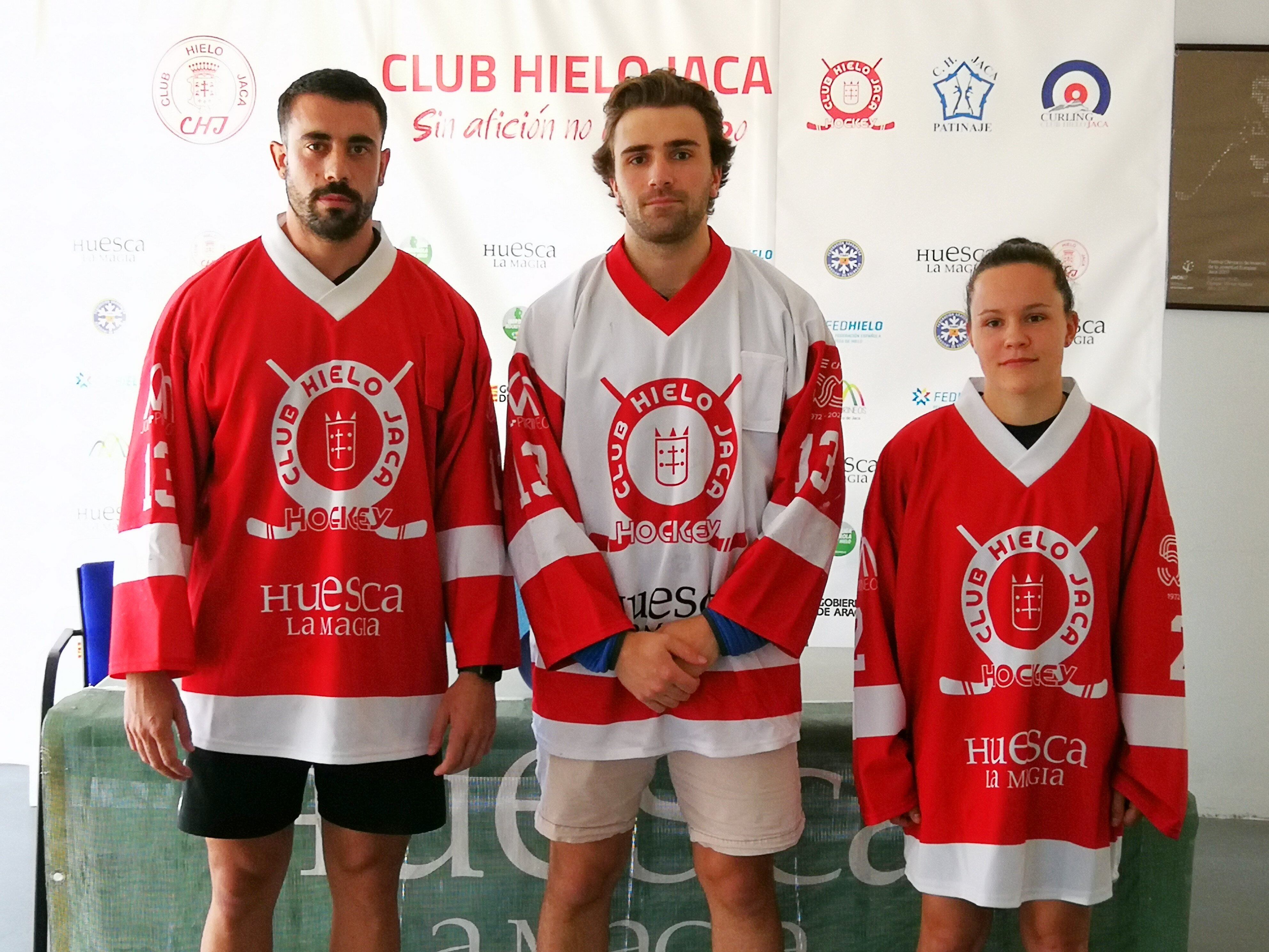 El Club Hielo Jaca se refuerza con Chase Davenport (centro) y Liga Miljone (dcha), presentados este miércoles junto a Gastón González (izq)