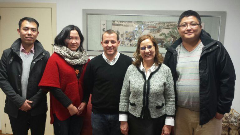 La Vicerrectora del Campus Universitario, Mercedes Sánchez Báscones junto a representantes de &quot;China Service Center of Friendship  and Cooperation with Foreing Countries&quot;