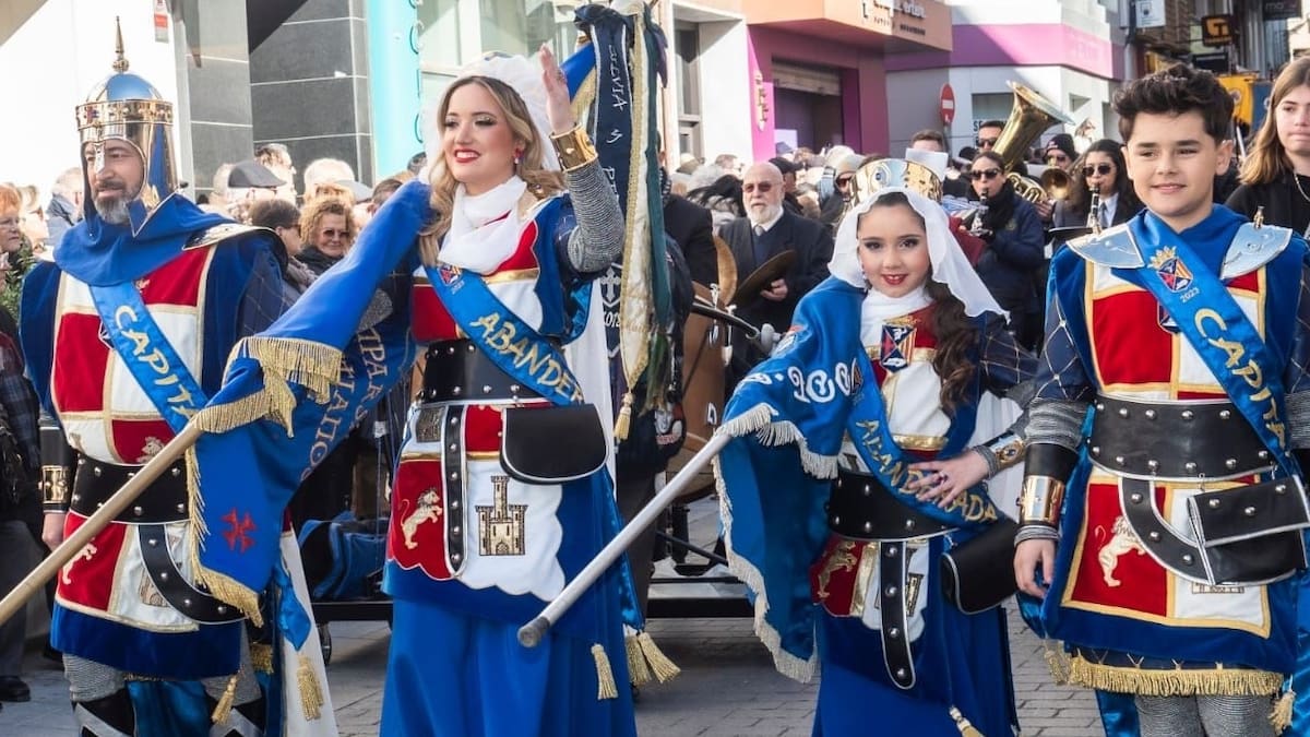 Andy Gómez Iborra y Lucía Gómez Puche, capitán y abanderada de la Comparsa Cristianos de Elda 2023